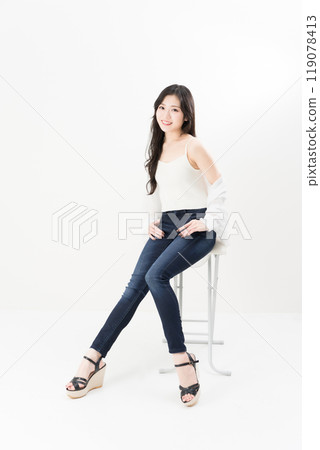 Young woman wearing skinny jeans, jeans, denim pants Young woman wearing skinny jeans, jeans, denim pants 119078413
