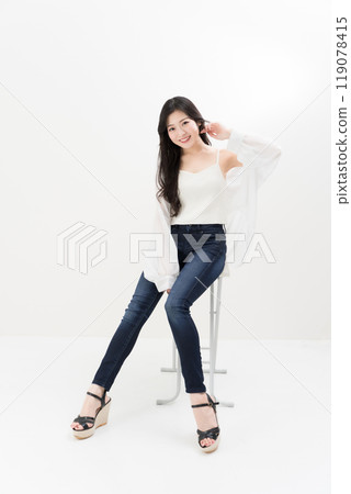 Young woman wearing skinny jeans, jeans, denim pants Young woman wearing skinny jeans, jeans, denim pants 119078415