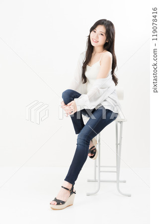 Young woman wearing skinny jeans, jeans, denim pants 119078416