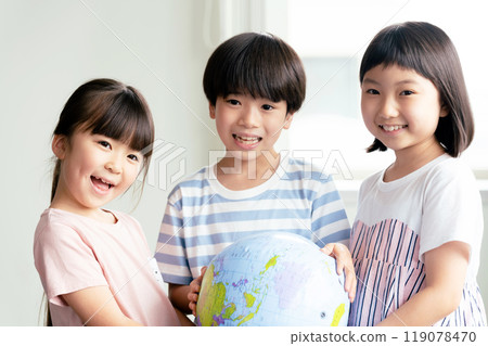 Children with globe balls Children with globe balls 119078470