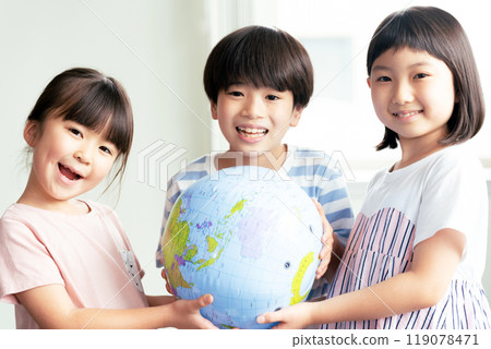 Children with globe balls 119078471