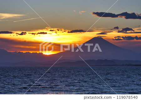 江之島片瀨西濱海灘和富士山的日落（神奈川縣藤澤市） 119078540