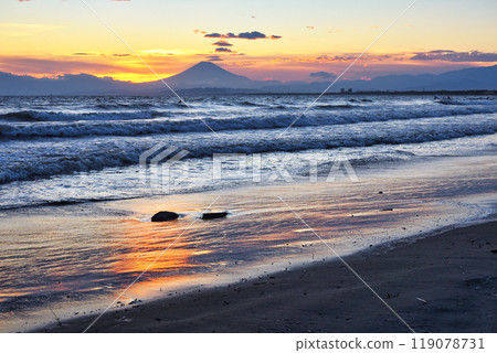 江之島片瀨西濱海灘和富士山的日落(神奈川縣藤澤市) 江之島片瀨西濱海灘和富士山的日落(神奈川縣藤澤市) 119078731