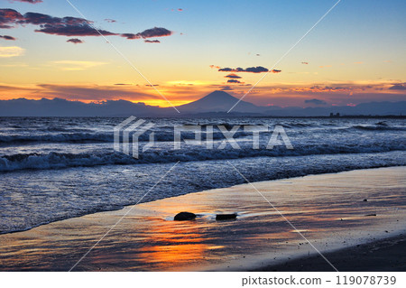 江之島片瀨西濱海灘和富士山的日落（神奈川縣藤澤市） 119078739
