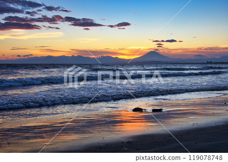 江之島片瀨西濱海灘和富士山的日落(神奈川縣藤澤市) 江之島片瀨西濱海灘和富士山的日落(神奈川縣藤澤市) 119078748