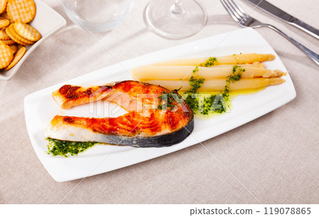 Grilled salmon steak with asparagus and pesto 119078865