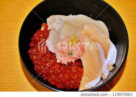 Salmon and salmon roe oyakodon 119078961