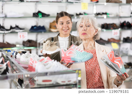 Elderly mom strongly recommends her doughter to pay attention to classic model of light sneakers 119079181