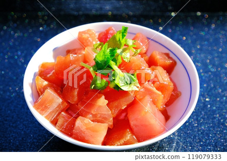 Tuna covered rice bowl 119079333