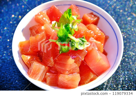 Tuna covered rice bowl 119079334