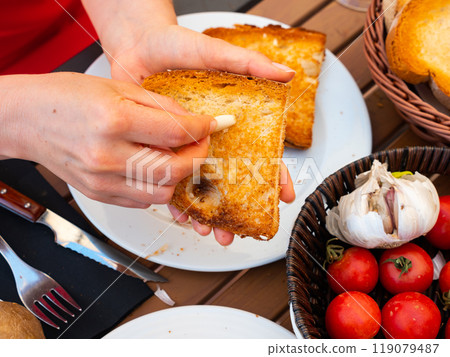 Spanish Pan con Tomate - cook rubs bread with tomatoes Spanish Pan con Tomate - cook rubs bread with tomatoes 119079487