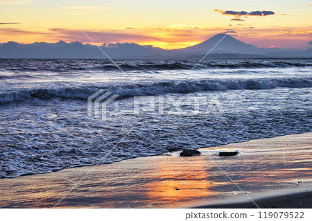 江之島片瀨西濱海灘和富士山的日落（神奈川縣藤澤市） 119079522