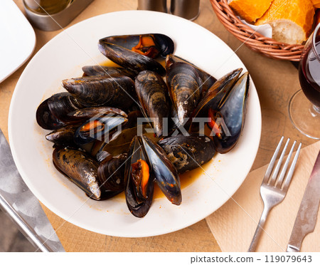 Mejillon a la marinera, traditional spanish cuisine, clams in shells 119079643