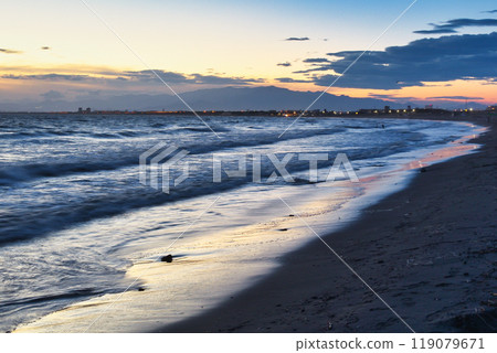 江之島片瀨西濱海灘的日落（神奈川縣藤澤市） 119079671