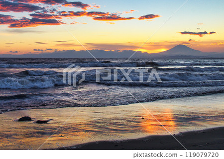 江之島片瀨西濱海灘和富士山的日落（神奈川縣藤澤市） 119079720