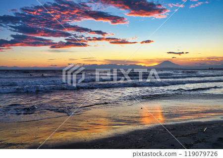 Enoshima: Sunset at Katase Nishihama Beach and Mount Fuji (Fujisawa City, Kanagawa Prefecture) 119079726
