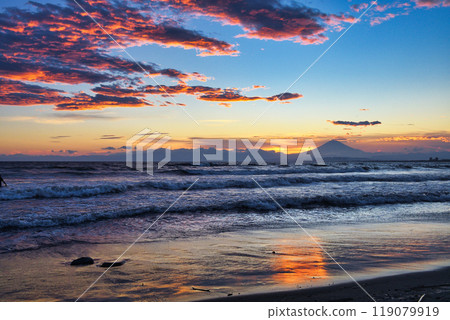 江之島片瀨西濱海灘和富士山的日落（神奈川縣藤澤市） 119079919
