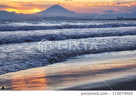 江之島片瀨西濱海灘和富士山的日落（神奈川縣藤澤市） 119079984