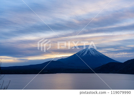 [Mt. Fuji material] Mt. Fuji covered with cloudy clouds seen from Lake Motosu [Yamanashi Prefecture] 119079990