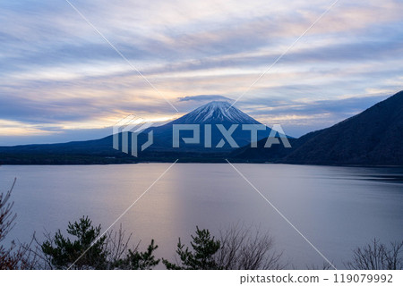 [Mt. Fuji material] Mt. Fuji covered with cloudy clouds seen from Lake Motosu [Yamanashi Prefecture] 119079992