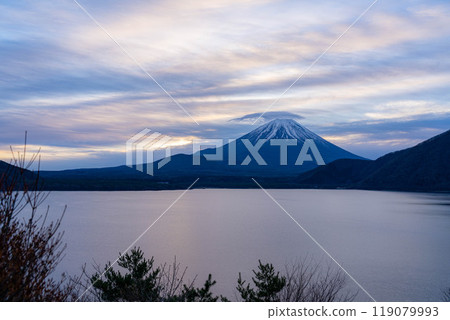 [富士山素材]從本棲湖看到的雲霧繚繞的富士山[山梨縣] 119079993