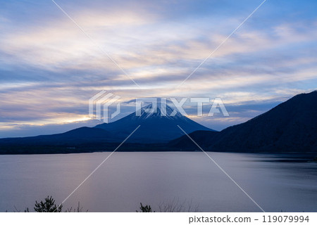 [富士山素材]從本棲湖看到的雲霧繚繞的富士山[山梨縣] 119079994