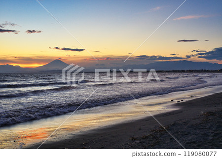 Enoshima: Sunset at Katase Nishihama Beach and Mount Fuji (Fujisawa City, Kanagawa Prefecture) 119080077
