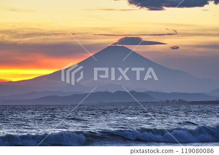 Enoshima: Sunset at Katase Nishihama Beach and Mount Fuji (Fujisawa City, Kanagawa Prefecture) 119080086