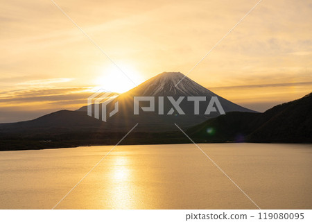 [Mt. Fuji material] Sunrise and sunrise scenery seen from Lake Motosu [Yamanashi Prefecture] 119080095