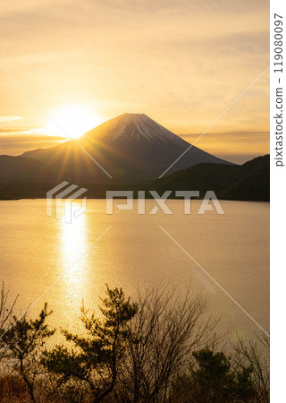 [Mt. Fuji material] Sunrise and sunrise scenery seen from Lake Motosu [Yamanashi Prefecture] 119080097