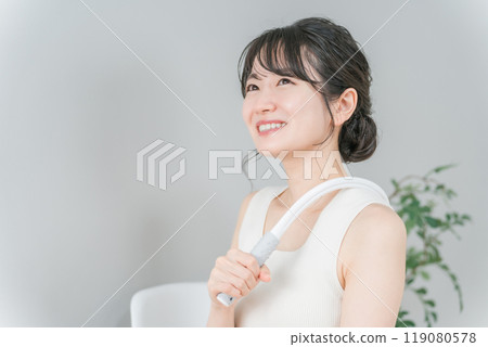 亞洲女性用保健品按摩僵硬的肩膀 亞洲女性用保健品按摩僵硬的肩膀 119080578