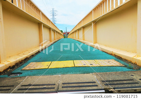 Scenery of a dilapidated pedestrian bridge 119081715