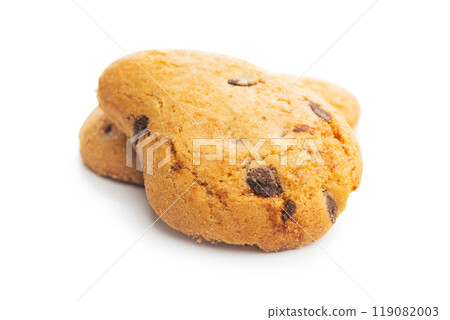 Biscotti frollini con gocce di cioccolato. Chocolate cookies isolated on white background. 119082003
