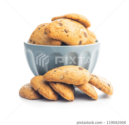 Biscotti frollini con gocce di cioccolato. Chocolate cookies in bowl isolated on white background. 119082008