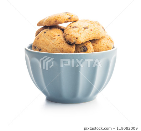 Biscotti frollini con gocce di cioccolato. Chocolate cookies in bowl isolated on white background. 119082009