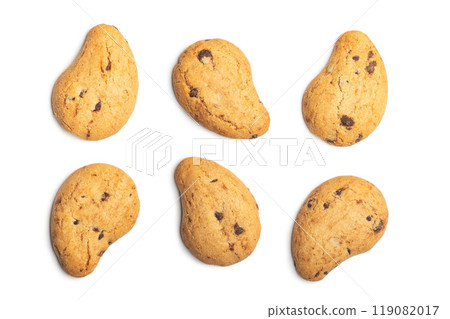 Biscotti frollini con gocce di cioccolato. Chocolate cookies isolated on white background. Biscotti frollini con gocce di cioccolato. Chocolate cookies isolated on white background. 119082017