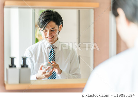 身穿西裝的年輕亞洲男商人早上上班前會整理頭髮 身穿西裝的年輕亞洲男商人早上上班前會整理頭髮 119083184