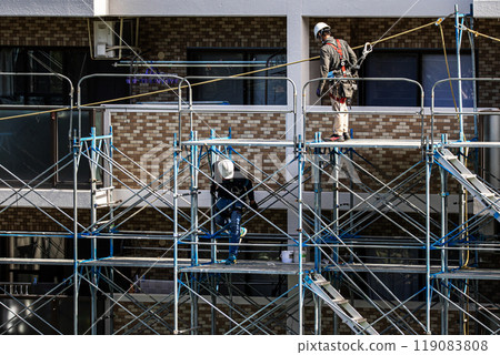 工匠在大型公寓維修工地搭建鷹架，安全第一。 119083808