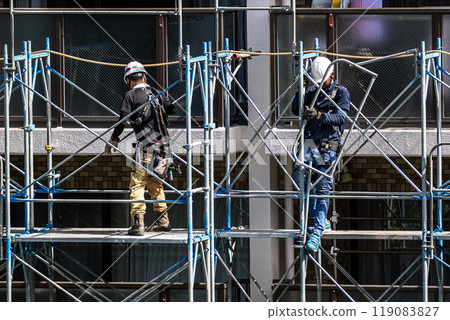 工匠在大型公寓維修工地搭建鷹架，安全第一。 119083827