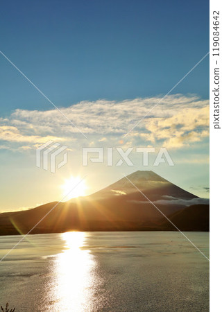 Japan's dawn Mt Fuji and the sun Japan's dawn Mt Fuji and the sun 119084642