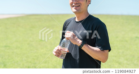 男性在運動時喝水/礦泉水（補水、運動、運動、跑步、步行） 119084927