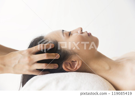 接受乾頭部按摩的年輕女子 119085419