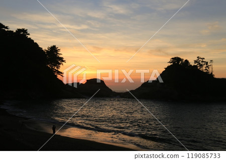 A beautiful sunset seen beyond Dogashima 119085733