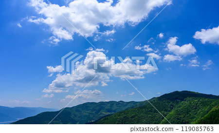Under the blue sky of early summer, many white clouds float over the mountaintop 119085763
