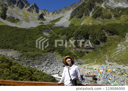 攀登日本阿爾卑斯山的女子 119086000