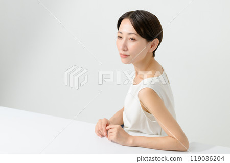 Relaxing woman beauty beauty 119086204