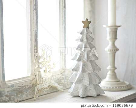 古董窗戶旁放置的聖誕樹 古董窗戶旁放置的聖誕樹 119086679