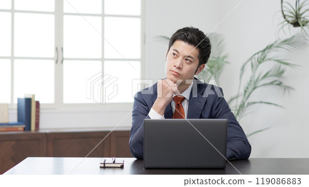 商人在電腦前擔心 商人在電腦前擔心 119086883