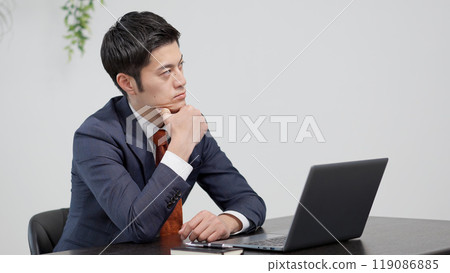 商人在電腦前擔心 119086885