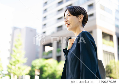 微笑的女商人 微笑的女商人 119087086